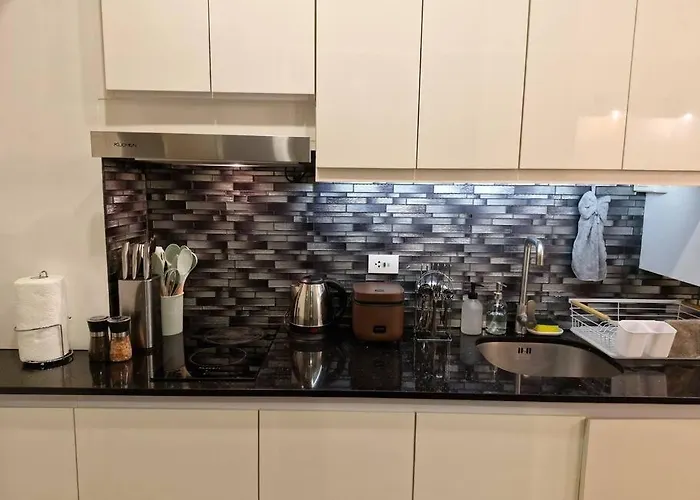 Cozy Retreat W Balcony, Netflix, 100 Mbps Internet, Pool, Near Bgc Manila