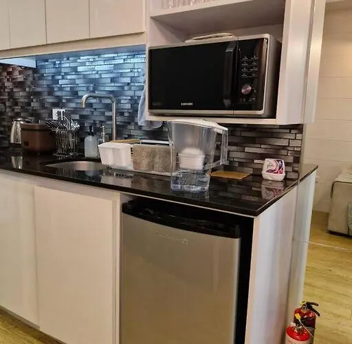 Cozy Retreat W Balcony, Netflix, 100 Mbps Internet, Pool, Near Bgc * Manila