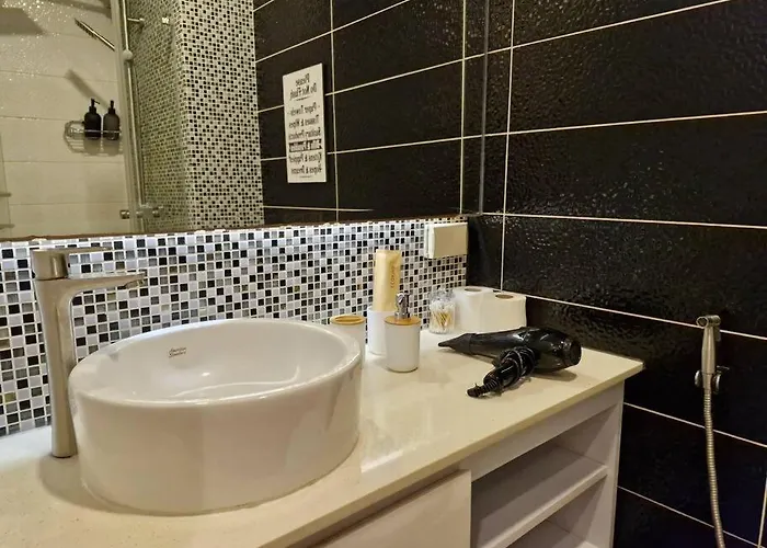 Cozy Retreat W Balcony, Netflix, 100 Mbps Internet, Pool, Near Bgc *