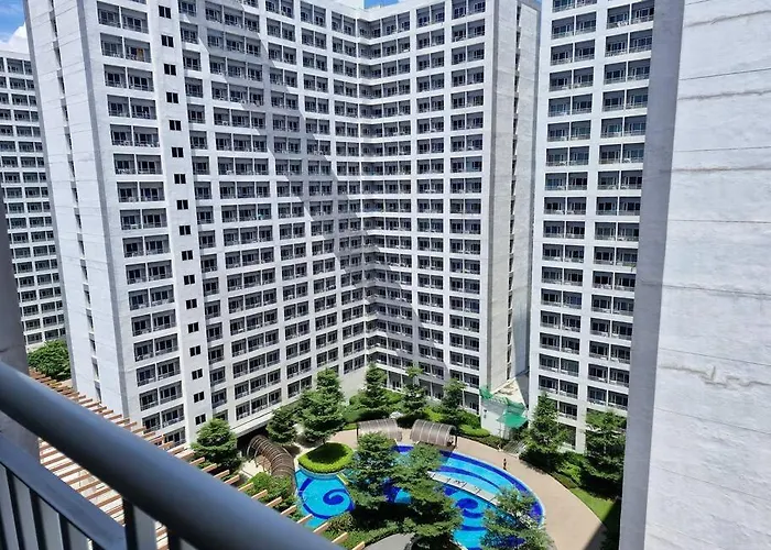 Cozy Retreat W Balcony, Netflix, 100 Mbps Internet, Pool, Near Bgc *