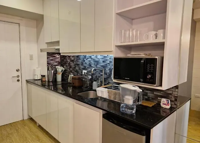 Cozy Retreat W Balcony, Netflix, 100 Mbps Internet, Pool, Near Bgc