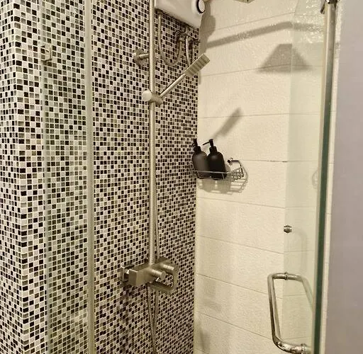 Cozy Retreat W Balcony, Netflix, 100 Mbps Internet, Pool, Near Bgc *
